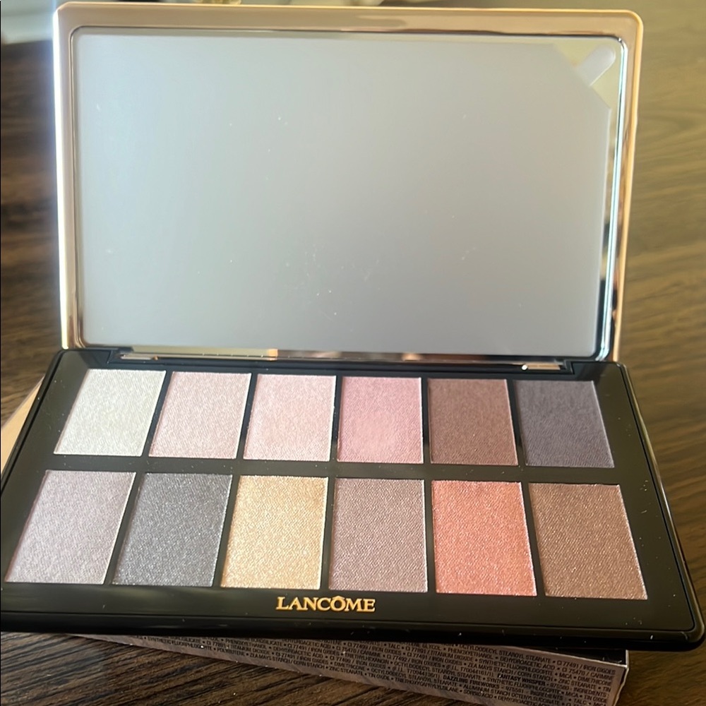 Eyeshadow Palette - Never used,  A color has a finger mark!